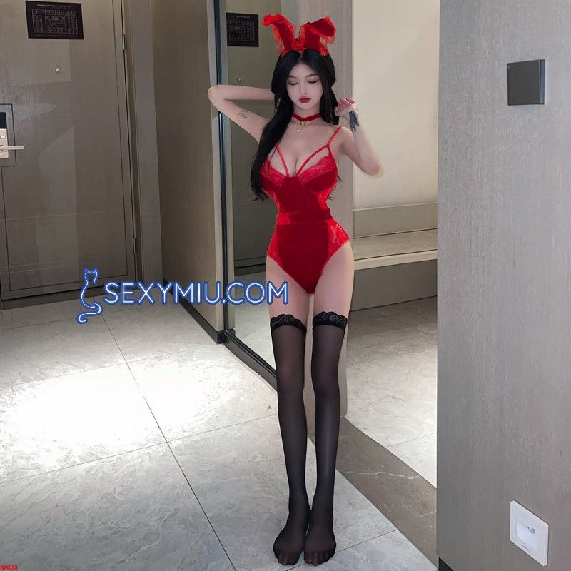 cosplay thỏ đỏ nhung sexy